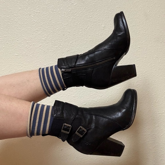 FRYE Patty Gore Black Leather Heeled Moto Ankle Bootie - Picture 7 of 7